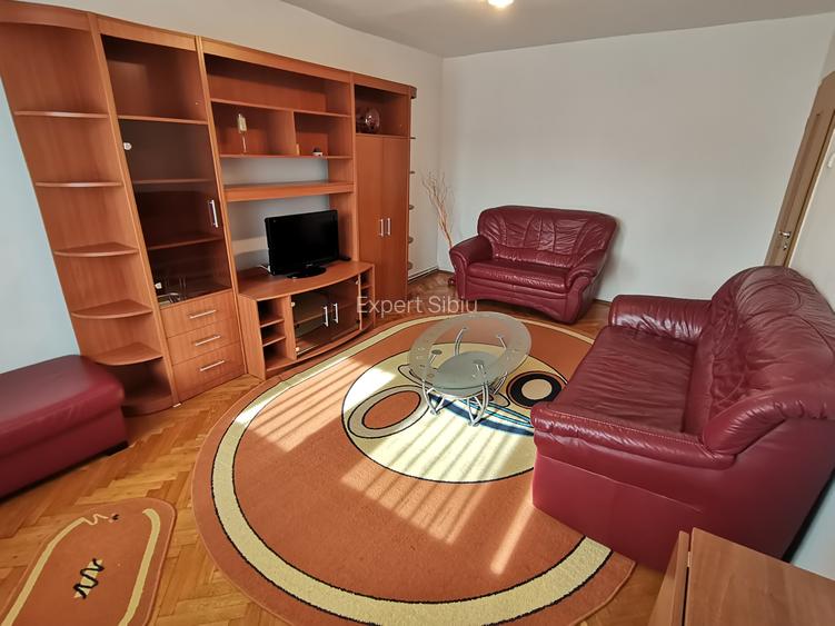 INCHIRIEZ apartament 4 camere decomandat,renovat,zona Strand - 2