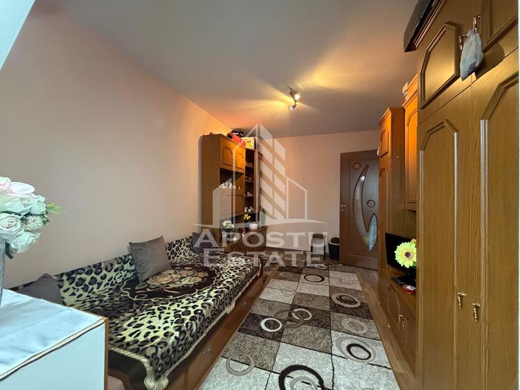 Apartament cu 3 camere, 2 bai, 2 balcoane, etajul 1 , zona Buziasului