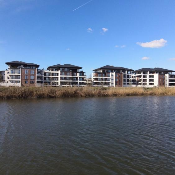 2 camere | 65 mpu + 14 mp terasa intima cu Vedere la Lac | Parc privat |