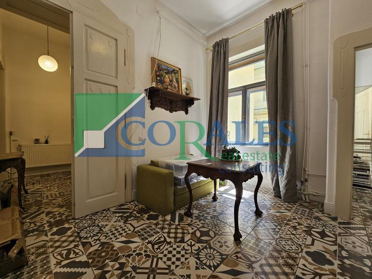 Piata Unirii! Cladire renovata!. Vedere pe pietonala! Lift!