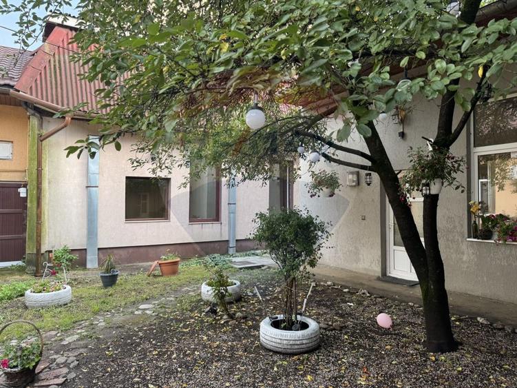 Apartament ultracentral cu curte, 2 unități locative. Str. Pitesti