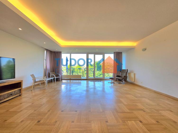 Elegant 2-Bedroom Duplex Apartment with Panoramic Park Views