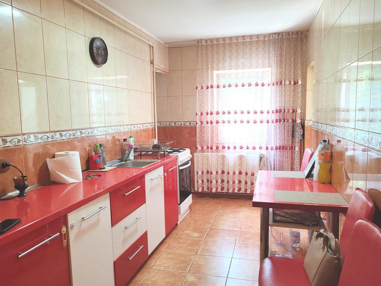Apartament 3 camere Zona Tractorul !