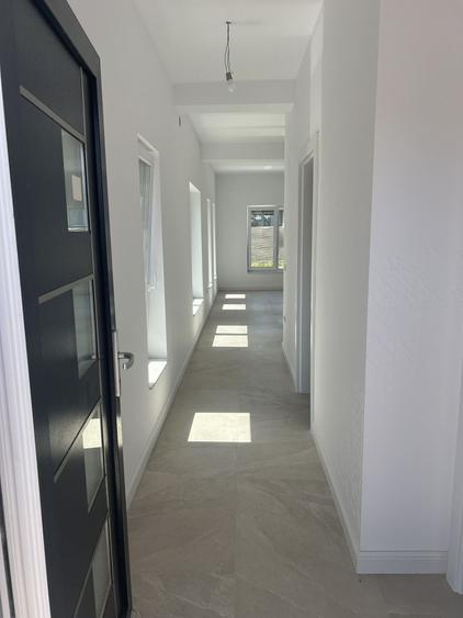 Jumătate de duplex premium, 120 mp utili, teren 256 mp, garaj și 3 dor