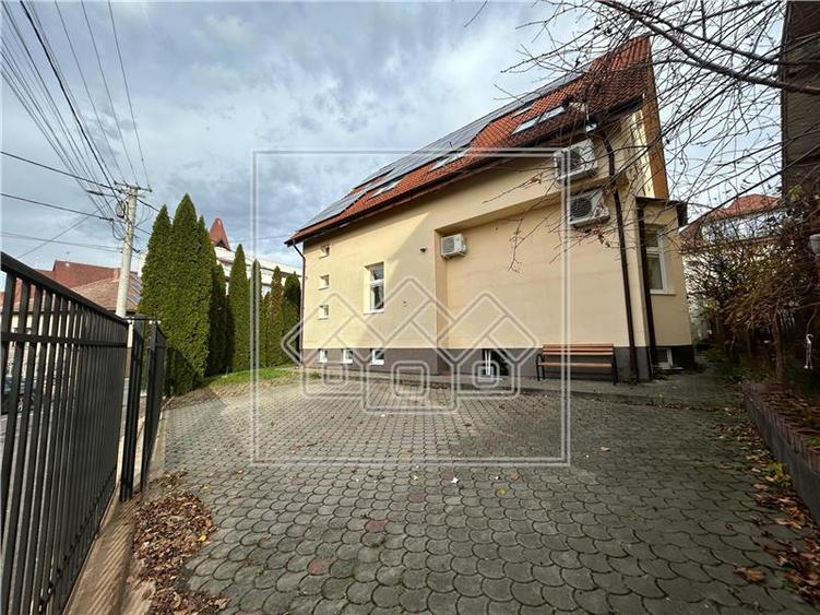 Spatiu birouri de inchiriat - 9 camere - teren 470 mp