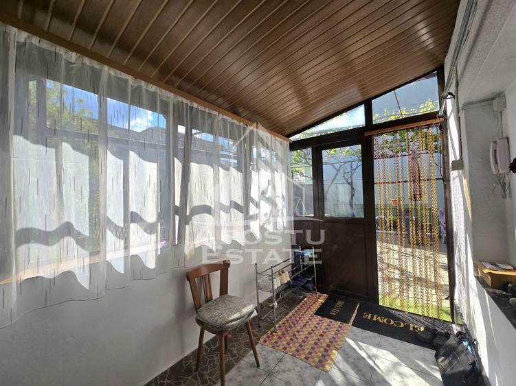 Casa individuala de vanzare, 4 camere, 2 garaje, Lipovei