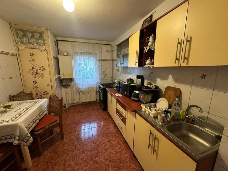 Proprietar vând apartament 3 camere, cartier Cornițoiu