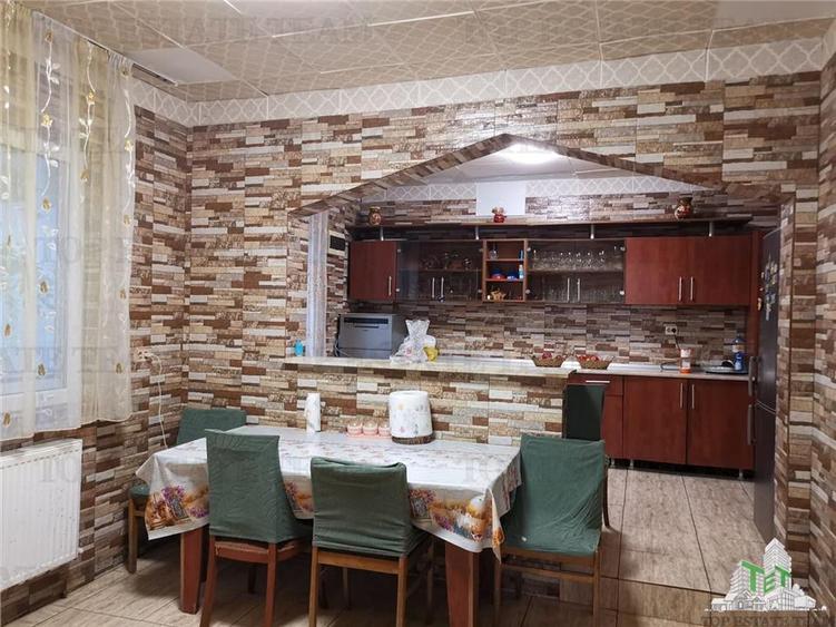 Vila cu etaj in Adunatii Copaceni, p+1+ pod + garaj + anexe, 5 camere, teren 100