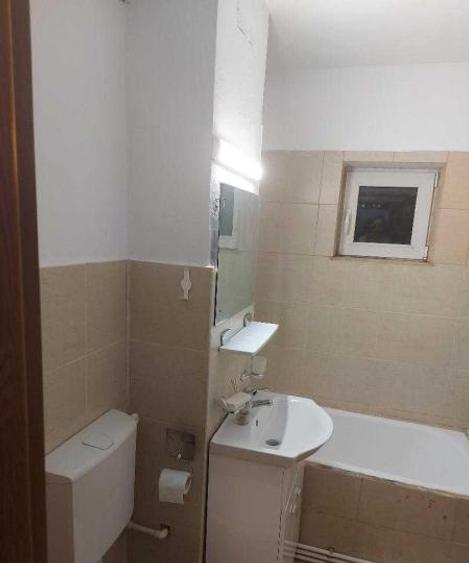 Apartament cu 3 camere de închiriat, zona Dacia