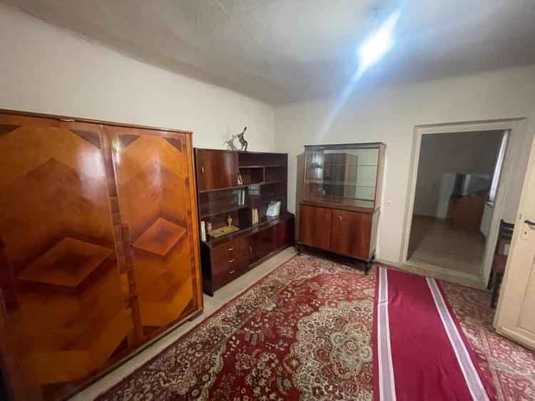 Casa parter, cu 4 camere, 140 mp, teren 1000 mp, zona Simnicul de Jos