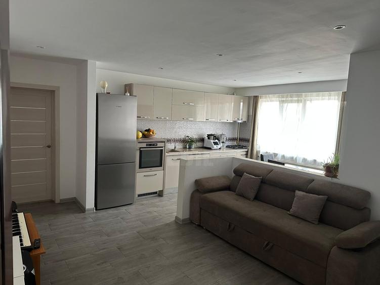 Apartament 3 camere semidecomandat zona Florilor