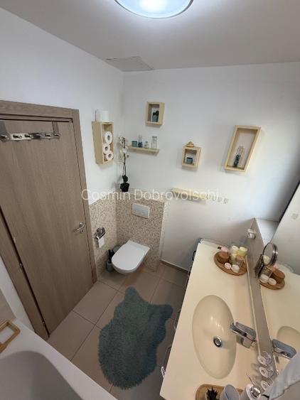 Apartamentul se vinde mobilat și utilat , 2 locuri de parcare și curte 60 mp  - 12