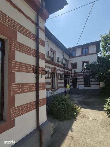 Vila de inchiriat consolidata in Piata Victoriei cu parcare