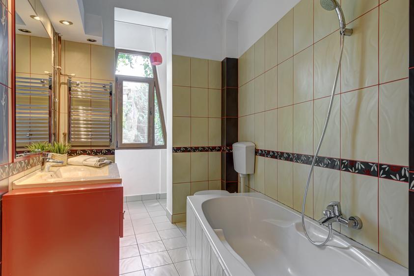 Apartament 4 camere si mansarda in vila, Calarasilor Traian