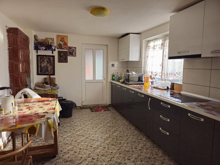 Casa cu 818mp teren si garaj 87 mp la strada !