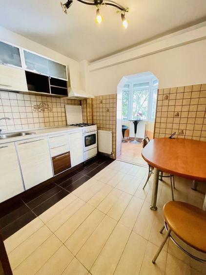 Apartament renovat, 2 camere decomandate, etaj 2 – IC Frimu