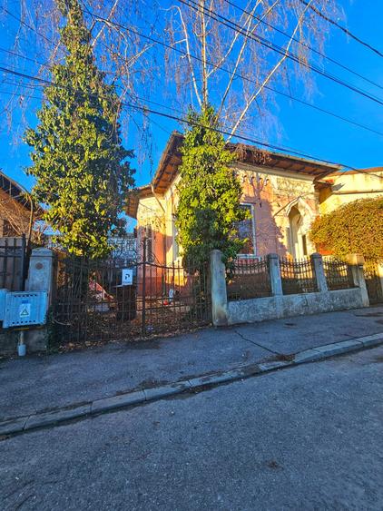Casă cu arhitectură interbelică, 5 camere, teren 409 mp – Central