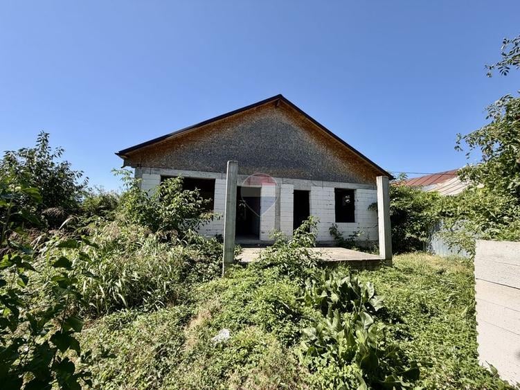 Casă la rosu si teren in Tifesti