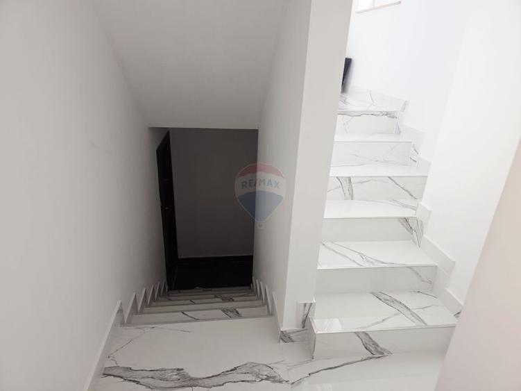 Apartament cu 5 camere de vânzare în zona Precista
