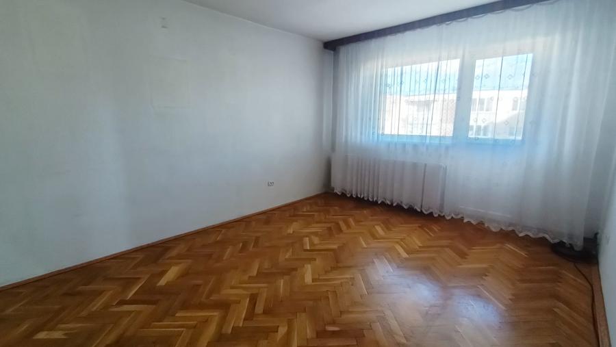 De vanzare apartament 4 camere,Dambul Pietros,etajul 4,confort 1,decomandat.
