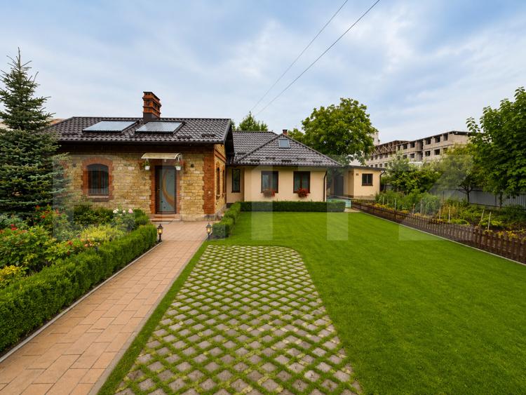 Casa de vanzare, 157 mp, teren 1427 mp, zona Burdujeni