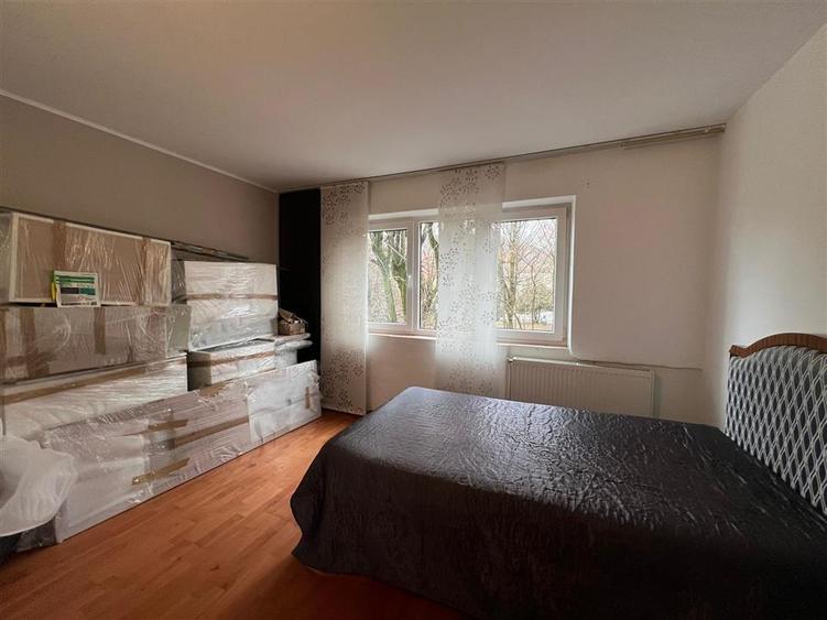 Apartament cu  4 camere si garaj zona centrala