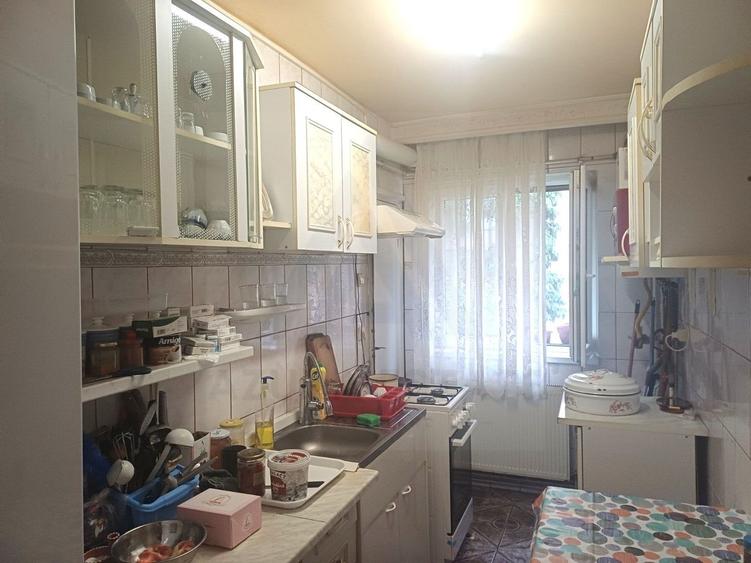 Apartament 4 camere 85 mp utili etaj 1 si pivnita in zona Vasile Aron