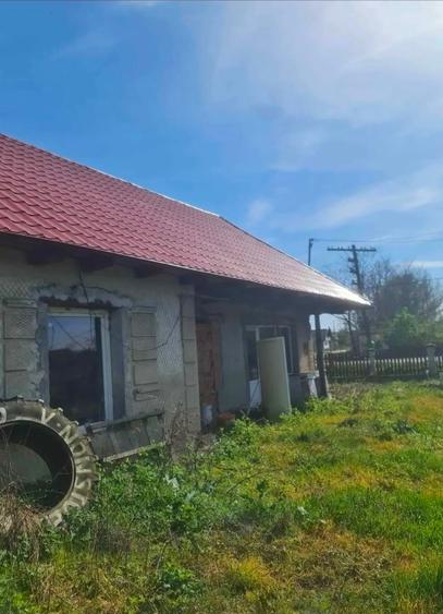Casă bătrânească cu teren de 1.800 mp , URGENT de vanzare