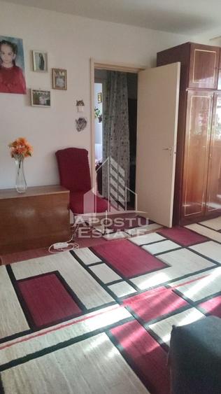 Apartament cu 3 camere, etaj intermediar, zona  Sagului