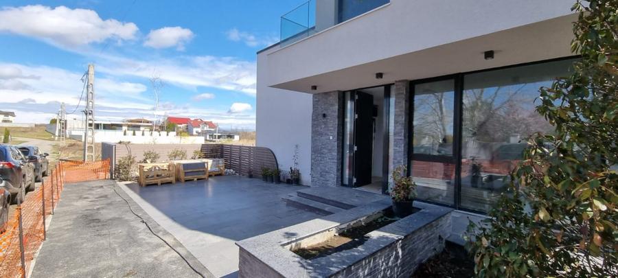 Vila Lux cu vedere la LAGUNA ALBASTRA