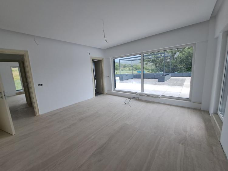 Vilă modernă premium cu piscină interioară, teren 1200 mp și panoramă