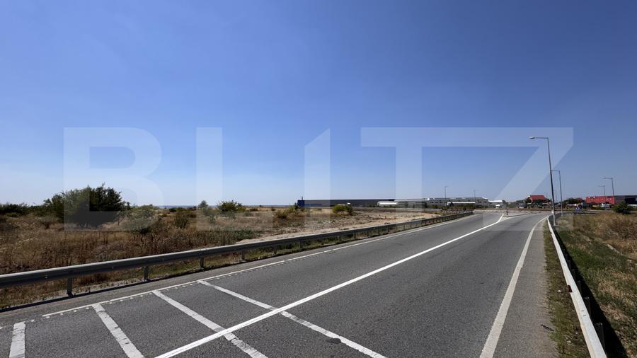 Teren intravilan, 44.421 mp, utilități la front, deschidere de + 130 m, Cârcea