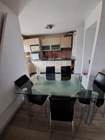 3 camere de închiriat, zona Spitalul Județean