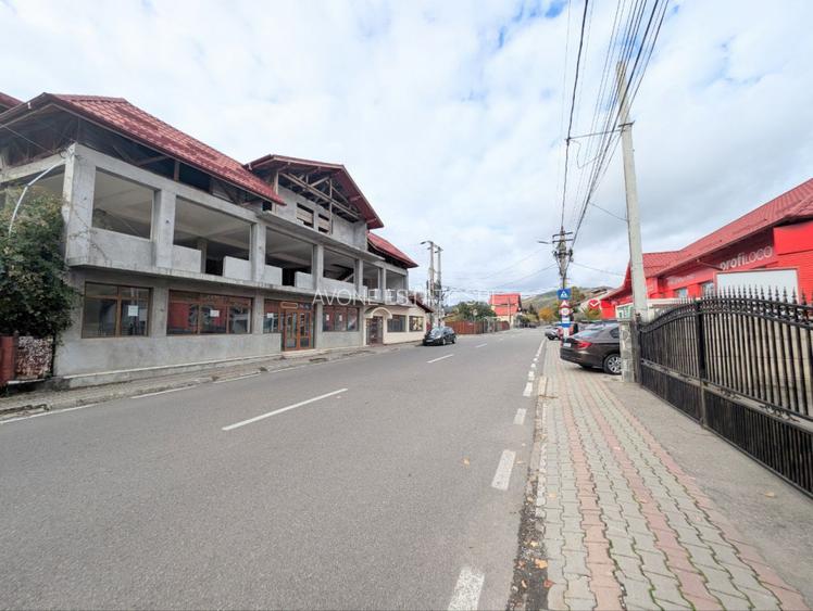 Investitie ideala - Cladire cu Spatiul Comercial la Parter, Teren  845 mp  - 2