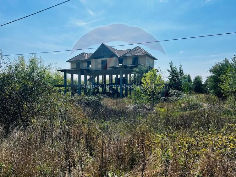 Casă / Vilă in constructie teren 3240 mp - 2