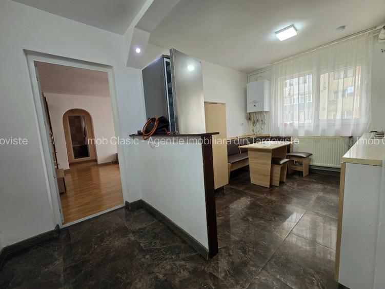 Micro 4 Targoviste, inchiriere apartament 3 camere, etaj 3/4 - 6