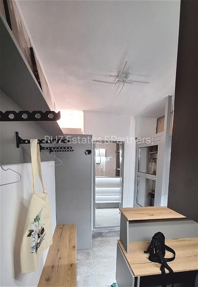 Spațiu Comercial Stradal | Vitrină de Sticlă | Zonă cu Vad | Piața Romană - 7