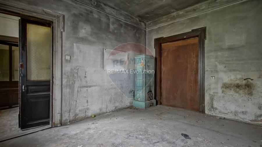 Vilă pe str Alexandru Ioan Cuza, 10 camere, S + P + E, teren 282 mp - 12