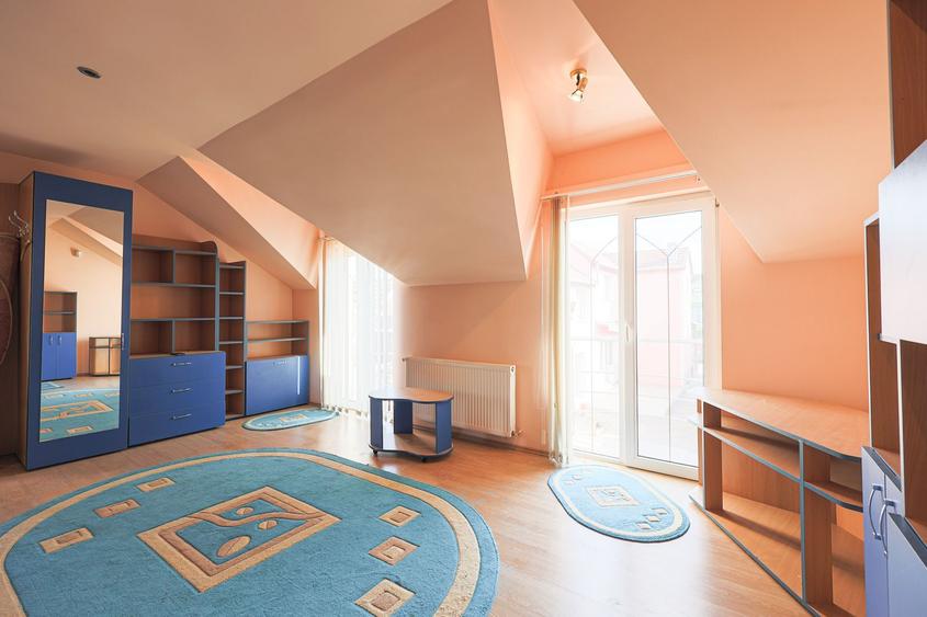 Vilă cu 6 camere în zona rezidențială - Poltura