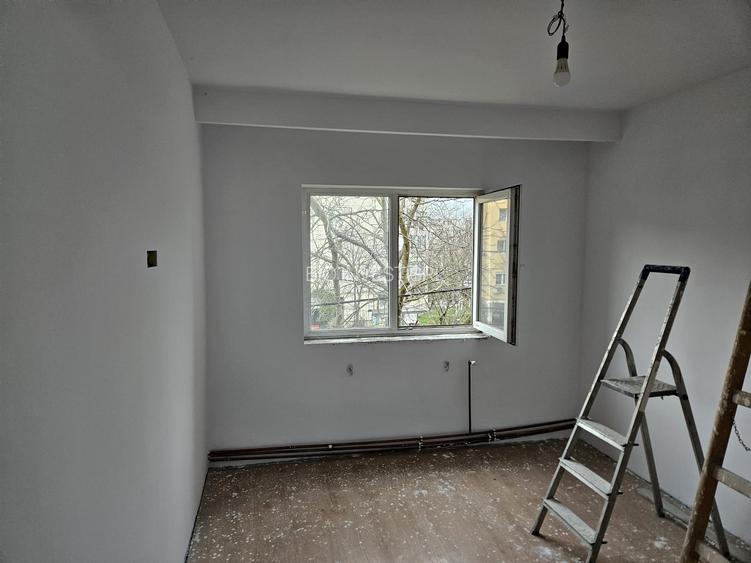 De vanzare apartament cu trei camere , zona Lipovei - 3