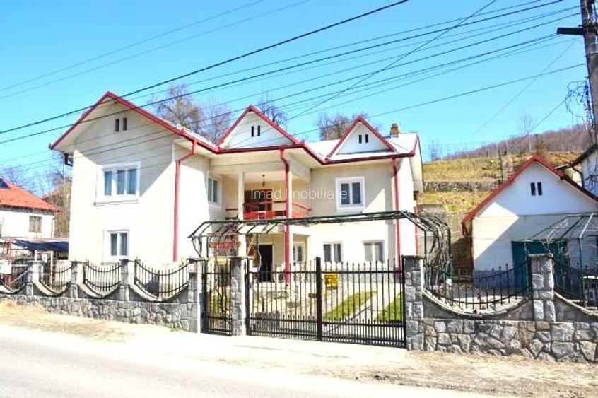 Casa 7 camere + 1000 mp  teren, ideala pensiune - Runcu zona Leaota. - 2