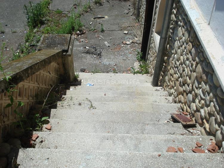 Conac istoric clasa B, 13 ha teren, valoare istorica - 12