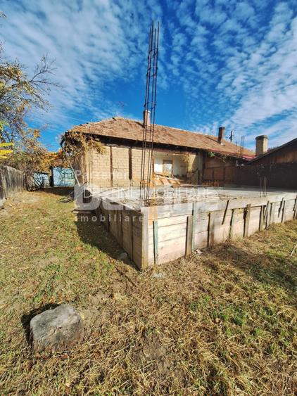 Casă bătrânească de vânzare – Comănești, cartier Straja  la  5 minute de oraș - 8