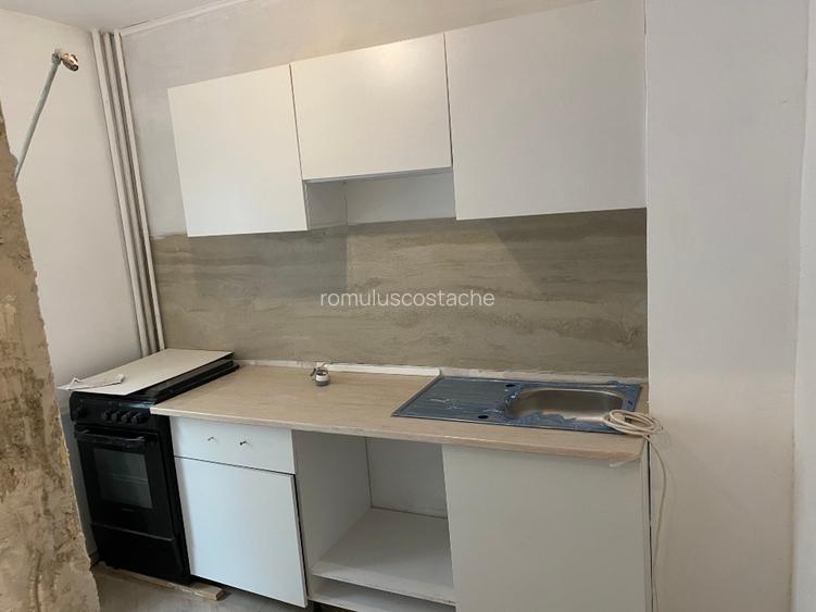 Garsoniera de vinzare Decebal -Muncii et 1,cu balcon in bloc 4 et - 2