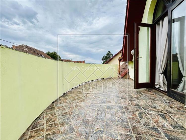 Casa individuala de vanzare - 7 camere, 278 mp utili - Strand - 46