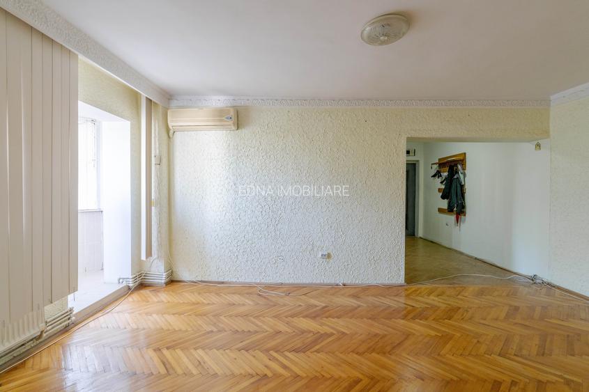 Apartament 3 camere transformat in 2 camere – Bd. Cosminului - 13