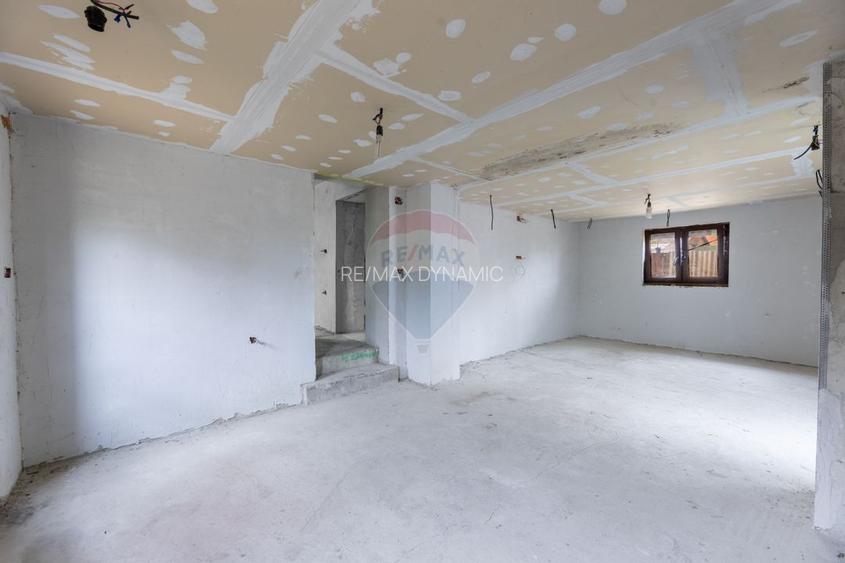 Casă cu 3 camere de vânzare, renovată la gri, teren 2100m Variașu Mare - 6