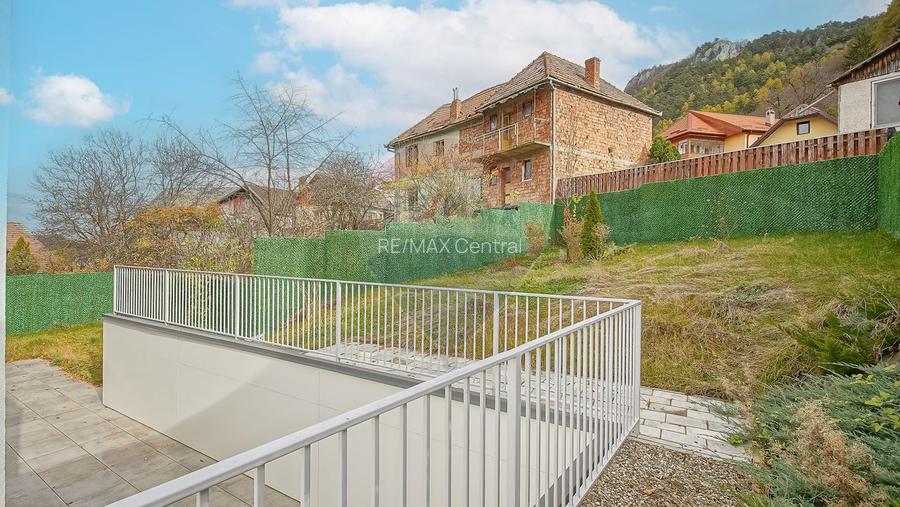 La poalele Tâmpei — vilă contemporană în Schei - 36