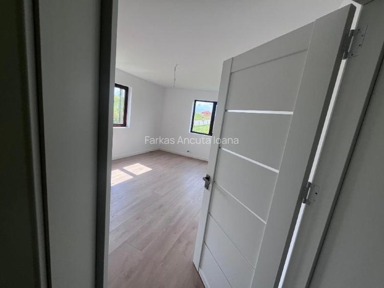 Casǎ spațioasă de vânzare  demisol, parter , etaj  - 4