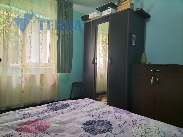 Vând apartament 2 camere, parter înalt, utilat și mobilat.